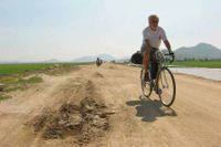 Paul op de snelweg in Cambodja.